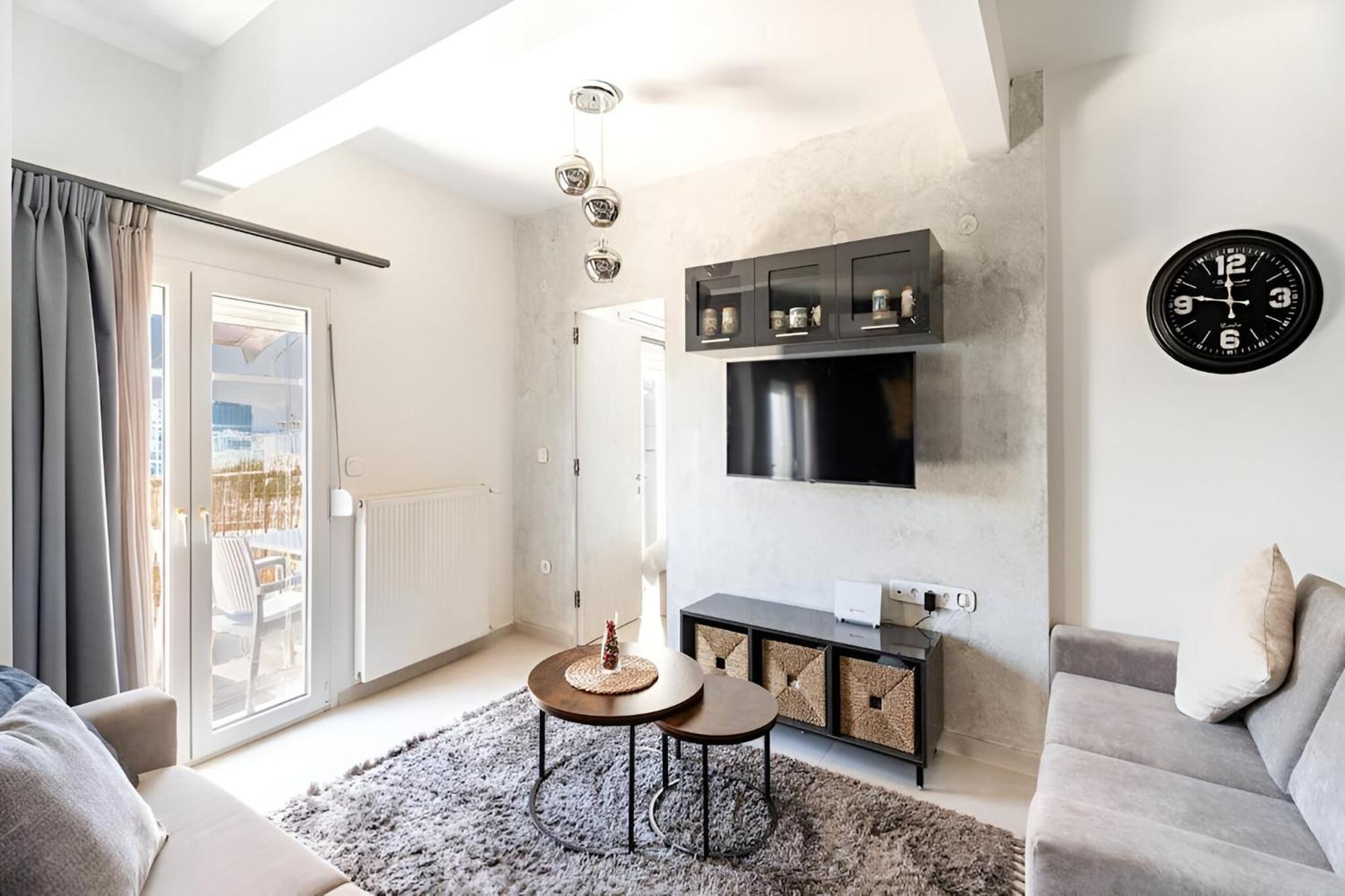 Elegant, Modern & Spacious Apartment In Thessaloniki With Balcony Exterior photo