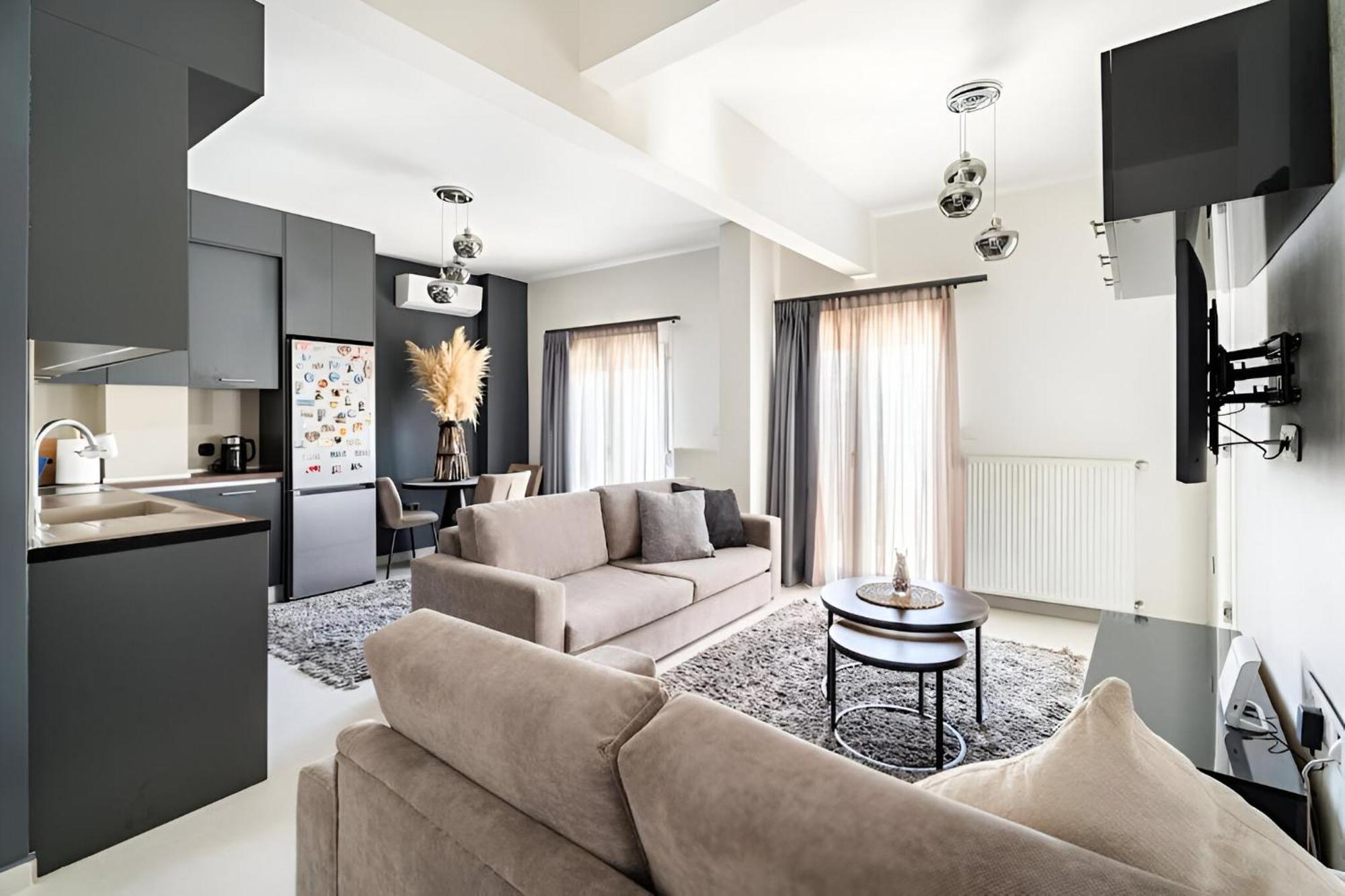 Elegant, Modern & Spacious Apartment In Thessaloniki With Balcony Exterior photo